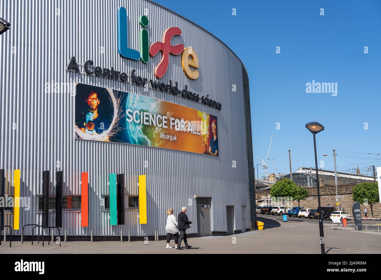 Rückansicht des Life Science Center, Newcastle upon Tyne, Großbritannien, mit farbenfrohen Designelementen unter einem blauen Himmel. Stockfoto