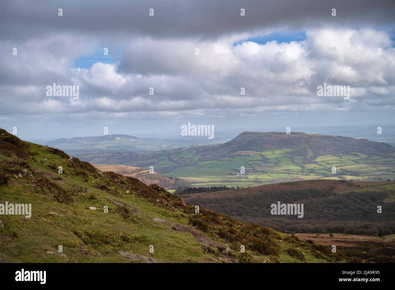 Blick vom Sugar Loaf Mountain in Richtung Skirrid Fawr in der Nähe von Abergavenny, Wales, Großbritannien. Stockfoto