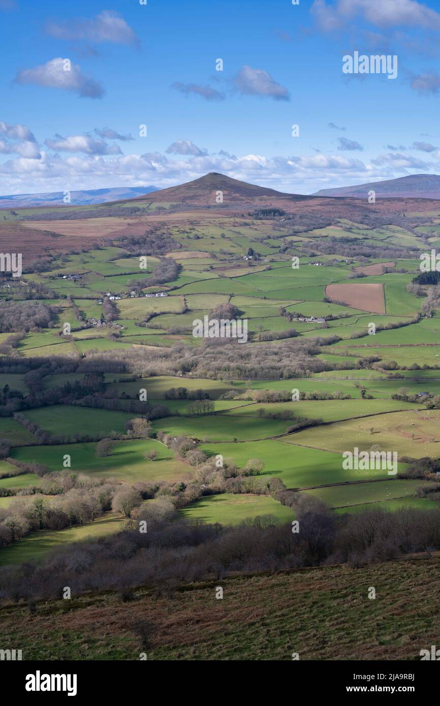 Blick auf den Sugar Loaf Mountain von Skirrid Fawr in der Nähe von Abergavenny, Wales, Großbritannien. Stockfoto