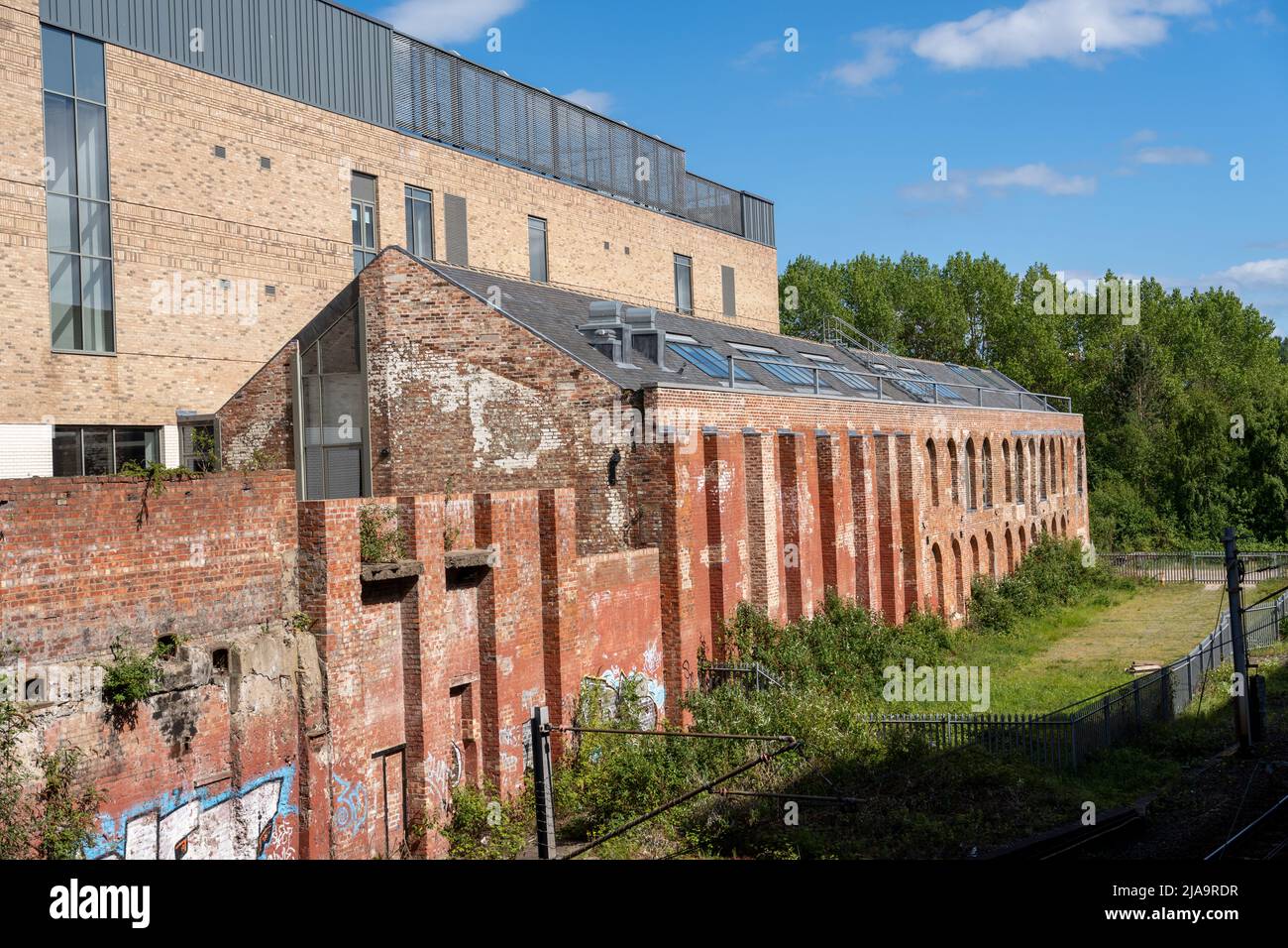 Seitenansicht von North East Futures UTC, zeigt die Wiederverwendung des ehemaligen Eisenbahnbauschuppens Hawthorn Works in Newcastle upon Tyne, Großbritannien. Stockfoto