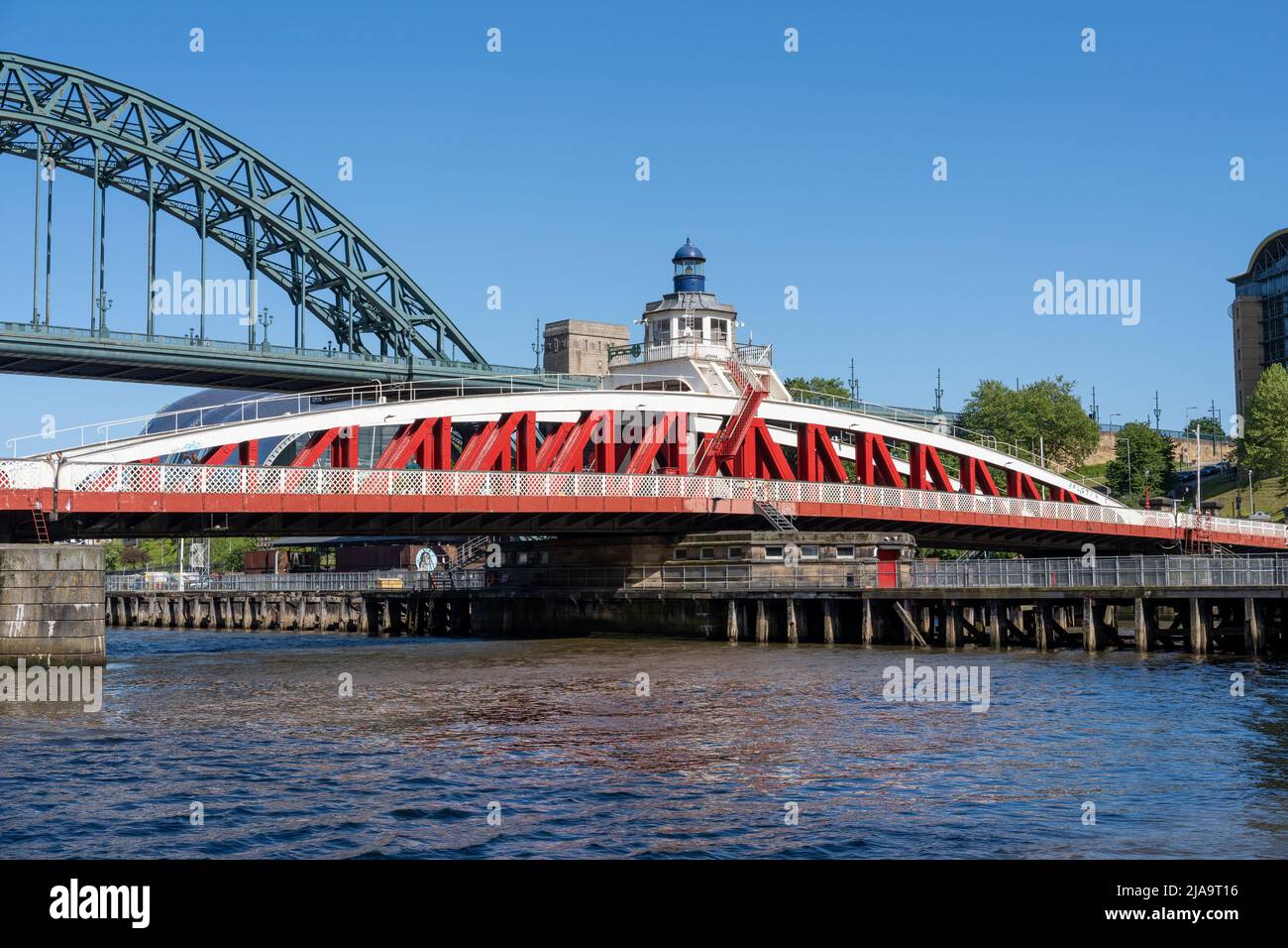 Die Swing Bridge über den Fluss Tyne, Quayside, Newcastle Upon Tyne, Großbritannien, mit Blick auf Gateshead. Stockfoto