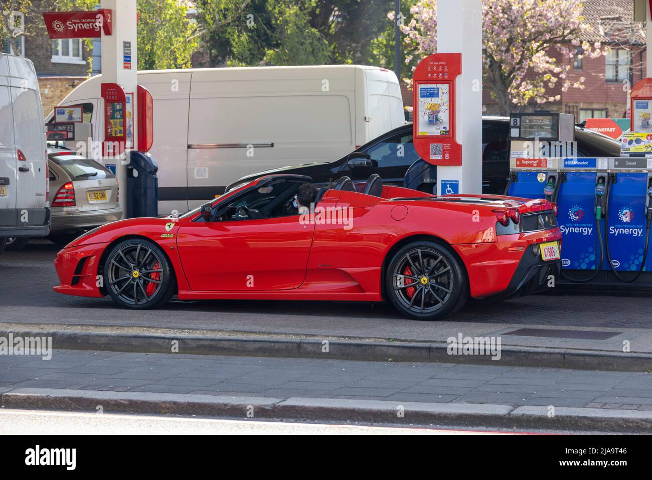 Ferrari füllt sich mit Benzin Bild von Gavin Rodgers/ Pixel8000 Stockfoto