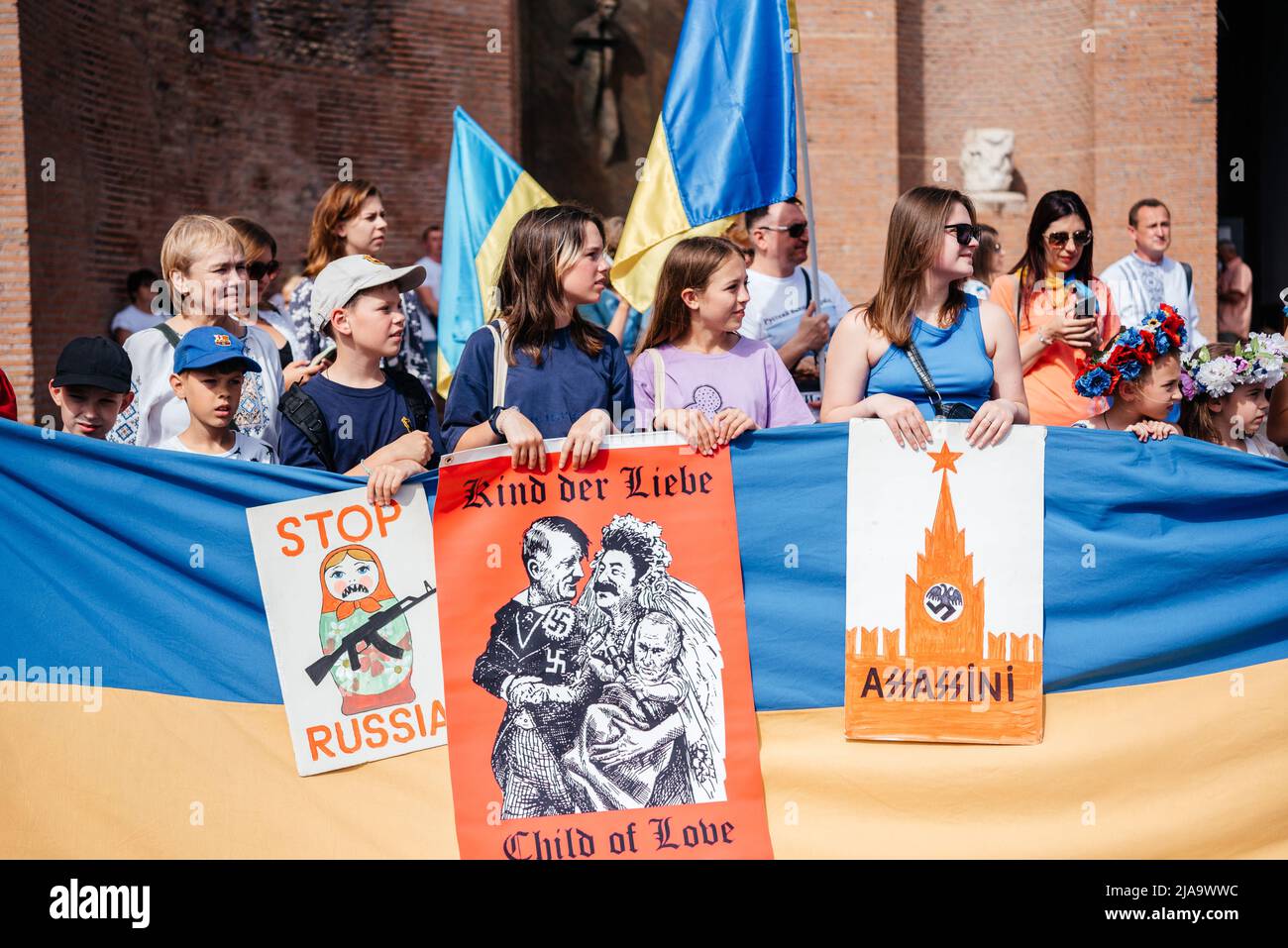 Rom, Italien - 22. Mai 2022: Anti-Kriegs-Protest in Rom versammeln sich Kinder und Erwachsene in Rom, um gegen die russische Invasion zu protestieren Stockfoto