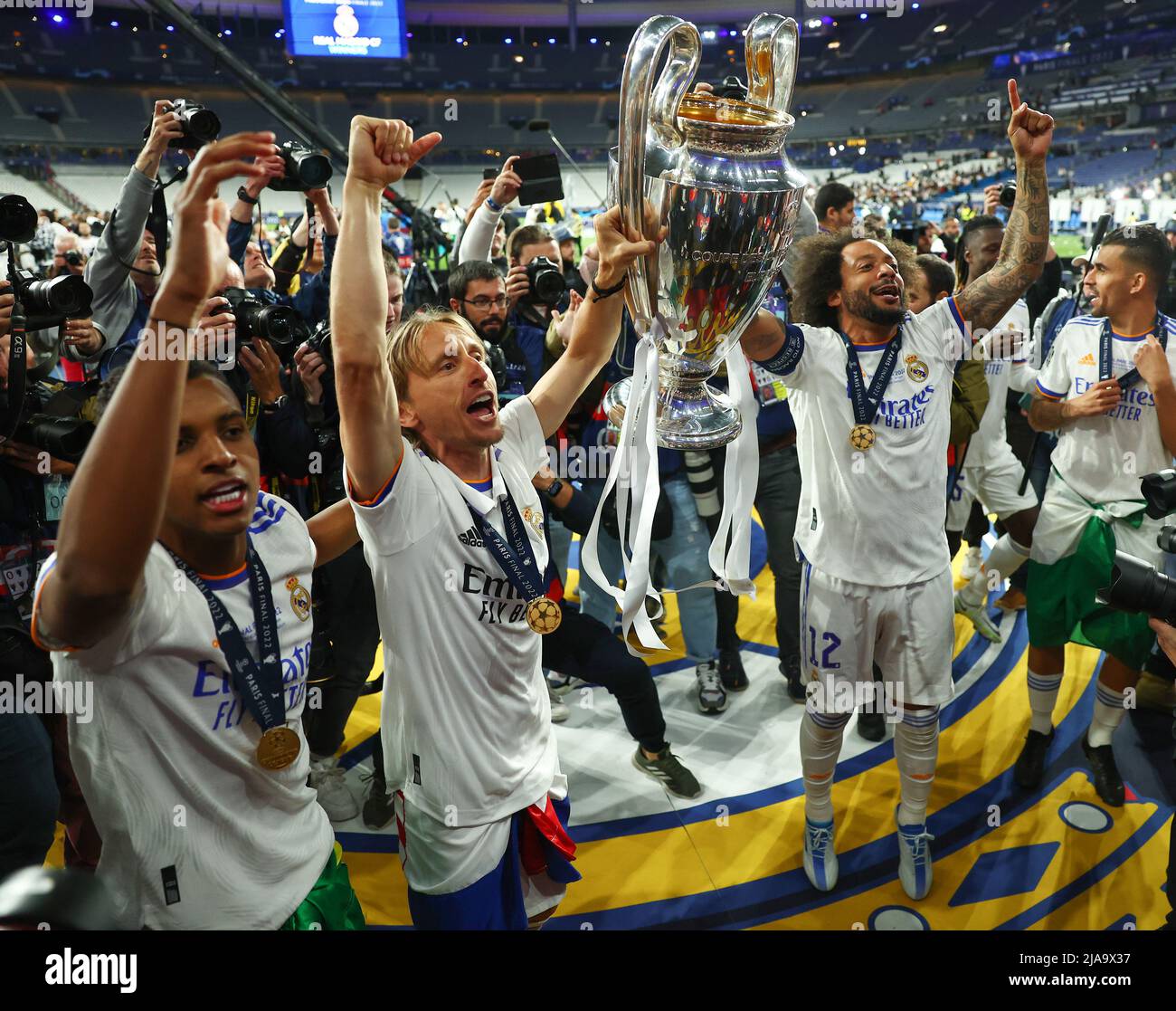 Paris, Frankreich. 28.. Mai 2022. Luka Modric von Real Madrid und Marcelo von Real Madrid mit der Trophäe während des UEFA Champions League-Spiels im Stade de France, Paris. Bildnachweis sollte lauten: David Klein/Sportimage Kredit: Sportimage/Alamy Live News Stockfoto