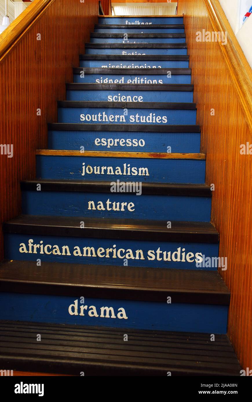 Die Treppen bei Square Books in Oxford, Mississippi, erzählen den Kunden die Themen ihrer Bücher Stockfoto
