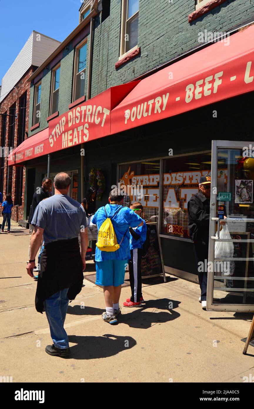 Zwei Personen gehen zu Fuß und kaufen in den unabhängigen Einzelhandelsgeschäften und Metzgereien des Strip District in Pittsburgh hochwertige Waren ein Stockfoto