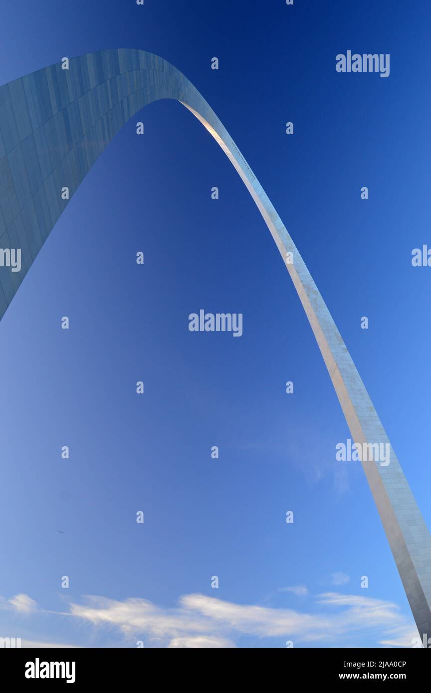 Der von Eero Saarinen entworfene St. Louis Gateway Arch ragt im Nationalpark in den Himmel. Es symbolisiert Amerikas Expansion nach Westen Stockfoto