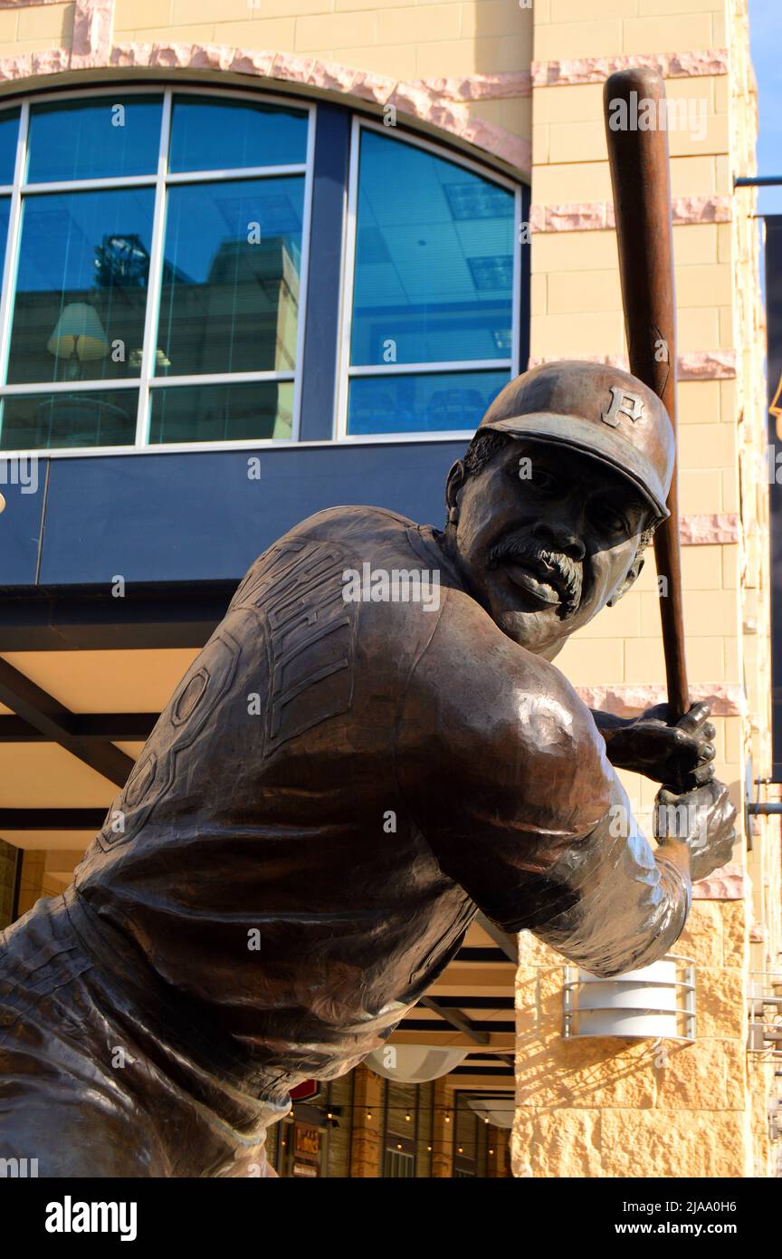 Vor dem PNC Ballpark, dem Heimstadion der Pittsburgh Pirates, steht eine Statue des Baseballspielers Willie Stargell der Hall of Fame Stockfoto