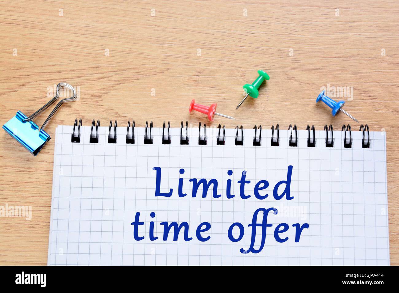 Zeitlich begrenzter Angebotstext auf der Nahaufnahme der Notizbuchseite Stockfoto