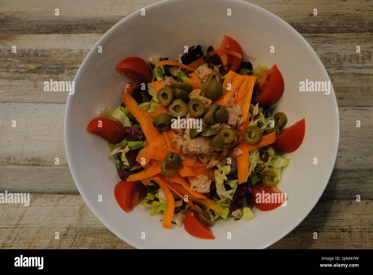 Salat mit Oliven Karotten Thunfisch und Tomaten Stockfoto