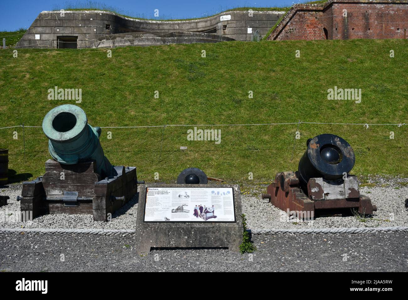 Auswahl von Mörsern unterschiedlicher Größe im Fort Nelson, Royal Armouries Museum in der Nähe von Portsmouth, England. Stockfoto