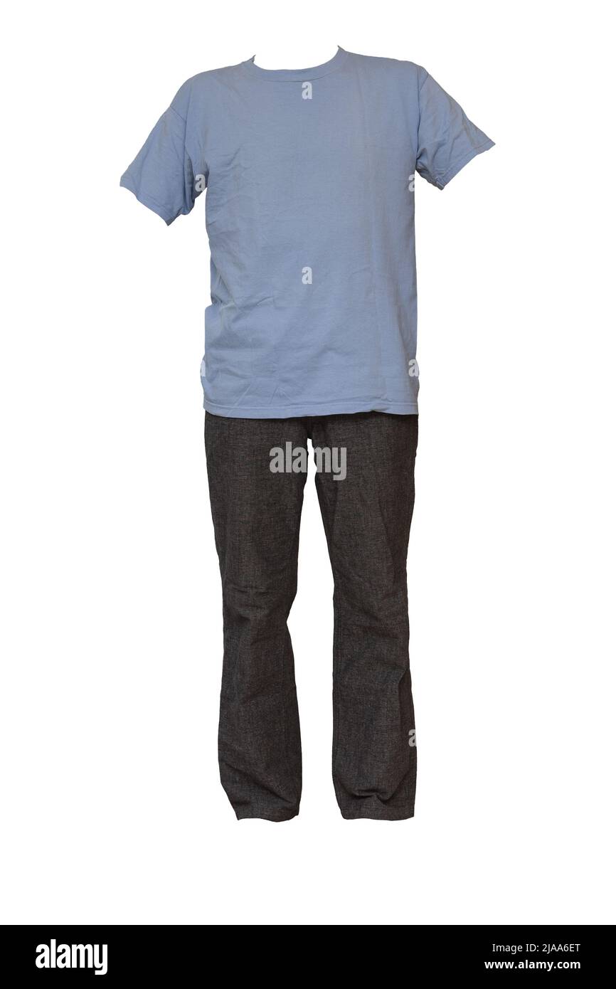 Koordination von hellblauem T-Shirt und grauer Freizeithose Ausschnitt weißer Hintergrund Stockfoto