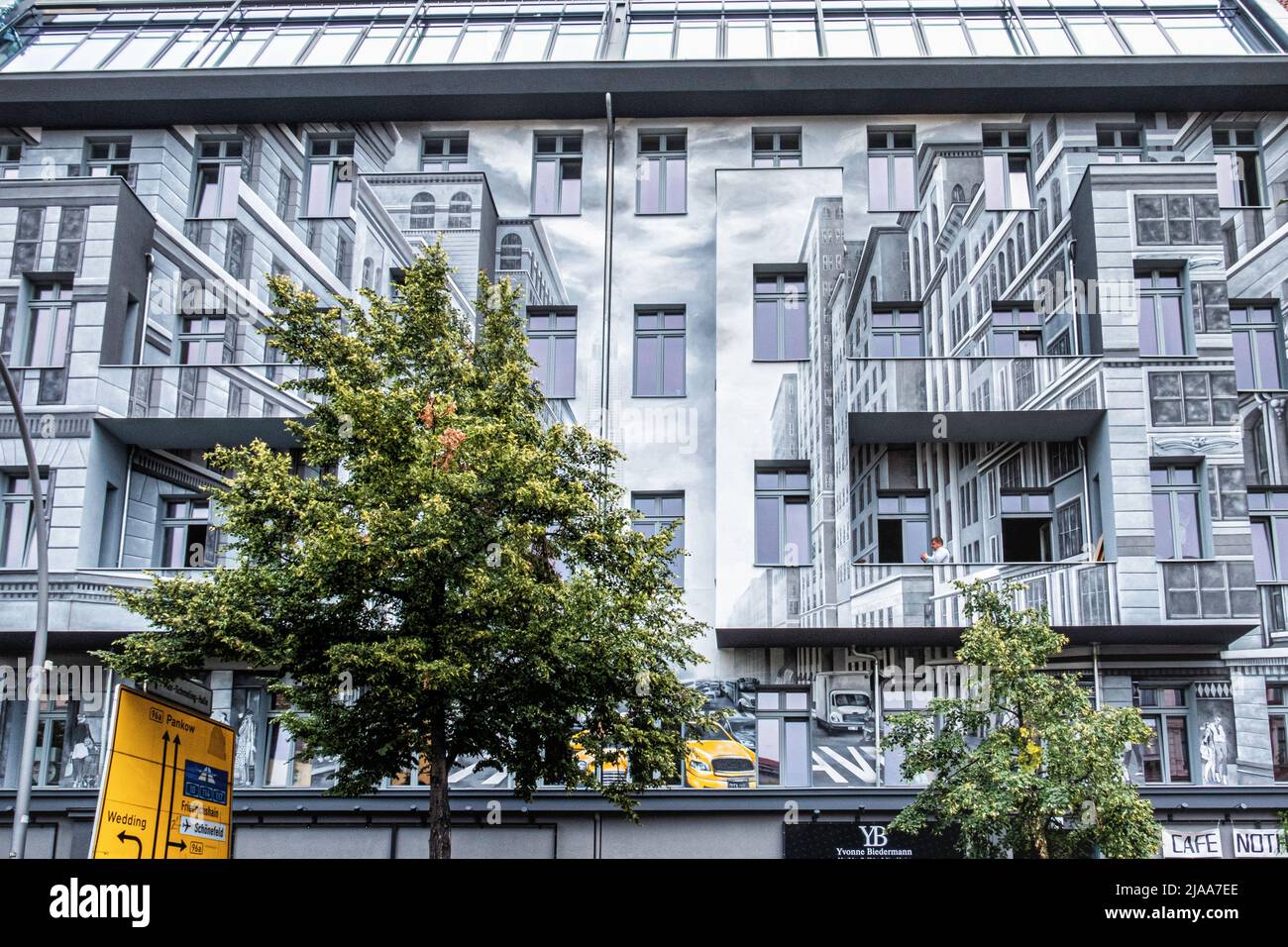Trompe l'oeil Wandgemälde an der Seite des Gebäudes - Schönhauser Allee 43, Prenzlauer Berg, Berlin Stockfoto