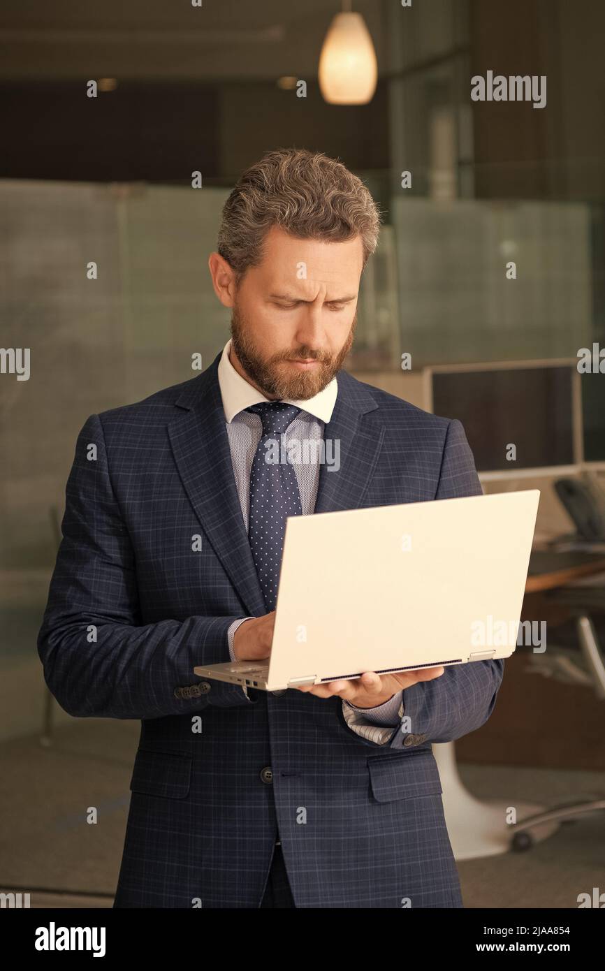 Konzentrierter Programmierer Mann verwenden pc. Unternehmer oder Manager. Agiles Geschäft. Stockfoto