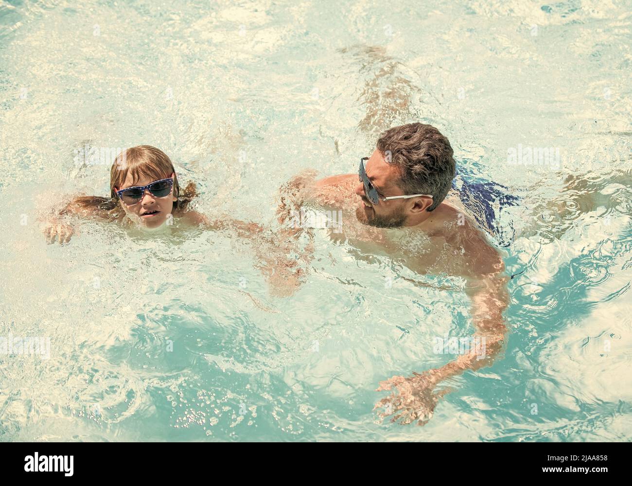 Glückliche Familie von Dvory und Kind Spaß im Sommer Schwimmbad, schwimmen Stockfoto