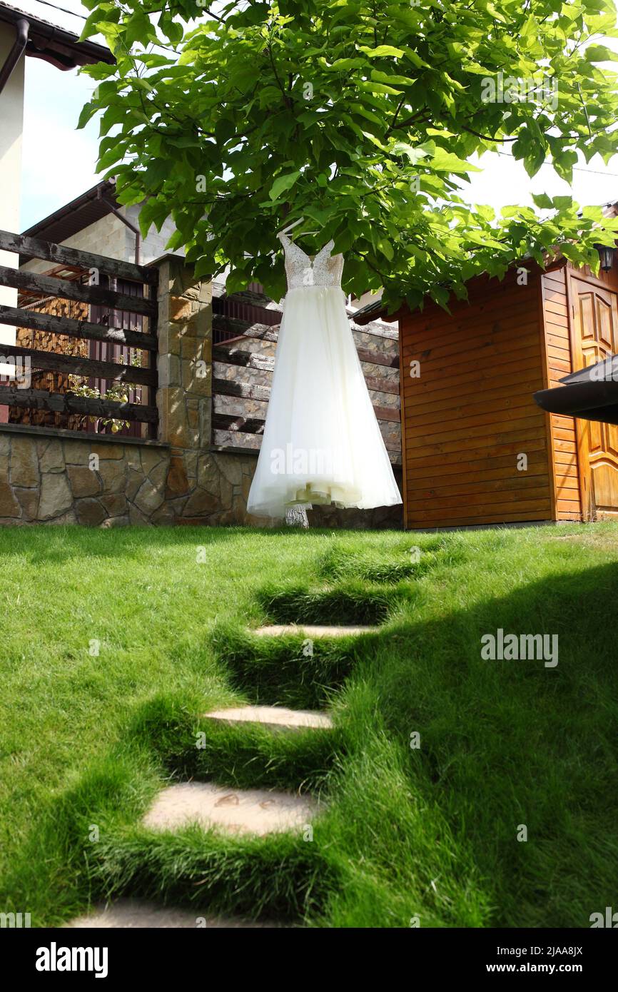 Hochzeitskomposition aus Schuhen, Blumenstrauß, Einladungsschreiben, Ringen, Parfüm in rosa Farben Stockfoto