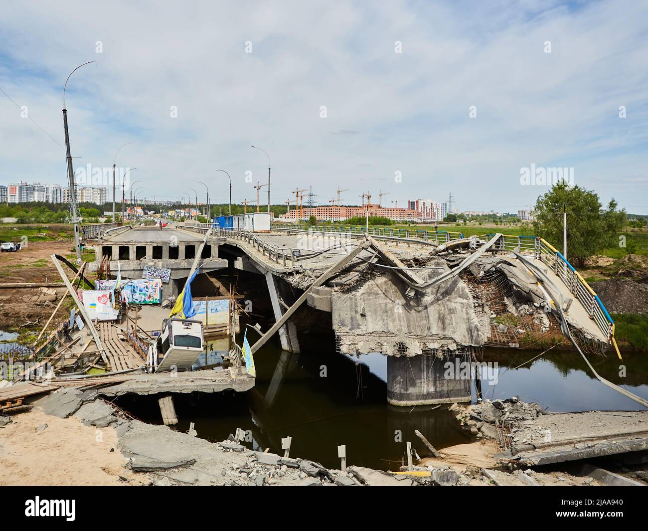 Irpin, Ukraine - 28. Mai 2022: Zerstörte Brücke in Irpin bei Kiew. Stockfoto