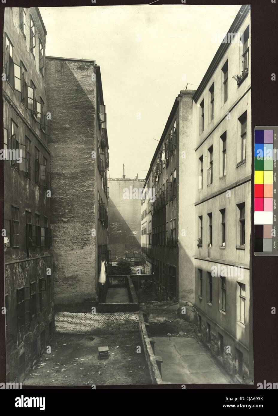 2., Stuwerstraße 15-27 / Sterneckplatz (seit 1949 Max-Winter-Platz) 17-22-Innenhof des Zinshausblocks. Martin Gerlach jun. (1879-1944), Fotograf Stockfoto