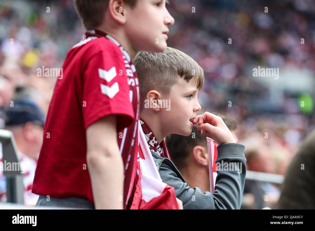 Ein nervöser Wigan Warriors-Fan beißt sich beim Betfred Challenge Cup Final Match zwischen Huddersfield Giants und Wigan am 28. Mai 2022 im Tottenham Hotspur Stadium, London, England, die Nägel. Foto von Simon Hall. Nur zur redaktionellen Verwendung, Lizenz für kommerzielle Nutzung erforderlich. Keine Verwendung bei Wetten, Spielen oder Veröffentlichungen einzelner Clubs/Vereine/Spieler. Stockfoto