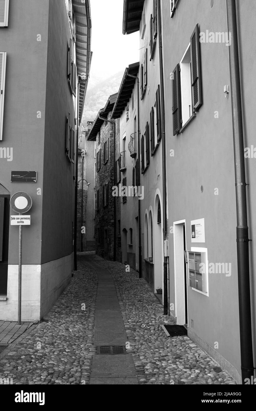 Eine Gasse in Melide, Schweiz, B&W Stockfoto