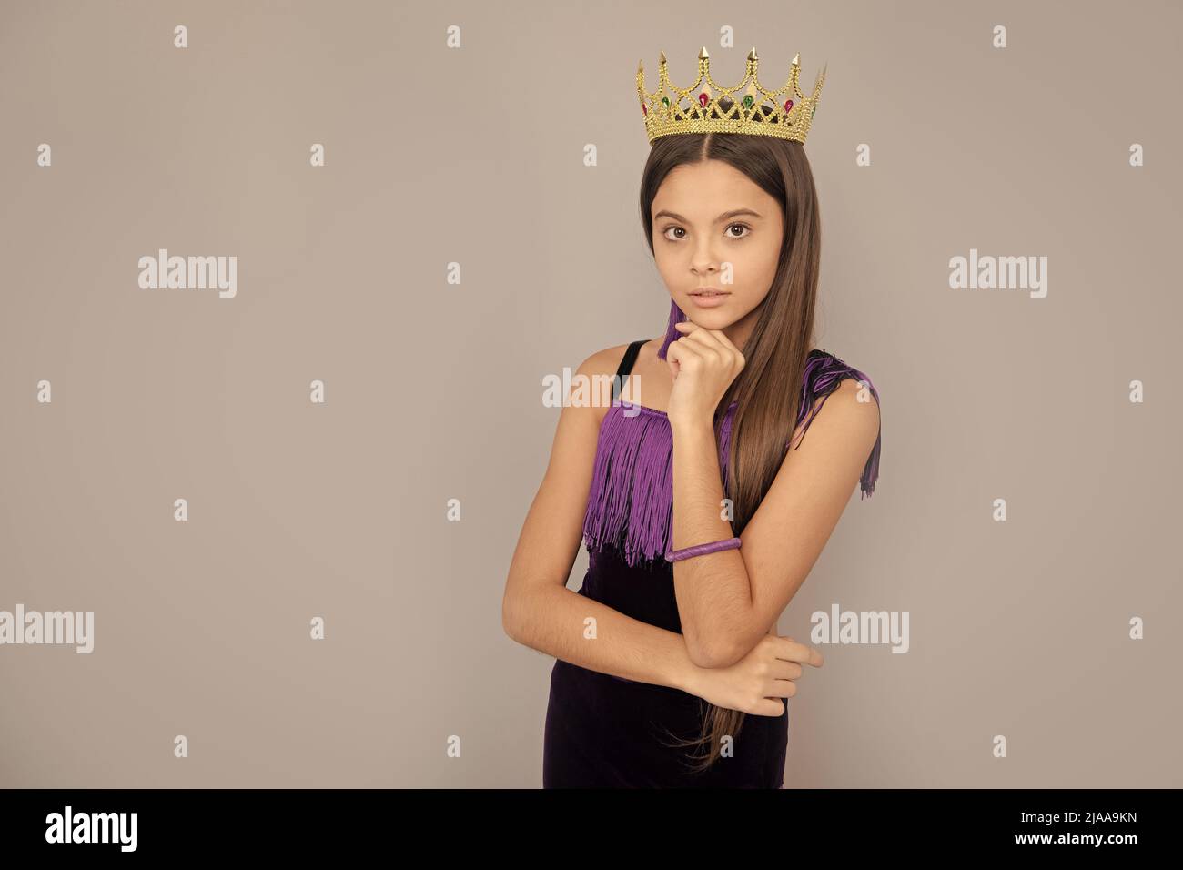 Ehrgeiziges Mädchen tragen Luxus Schmuck Krone grau Hintergrund kopieren Raum, großer Chef Stockfoto