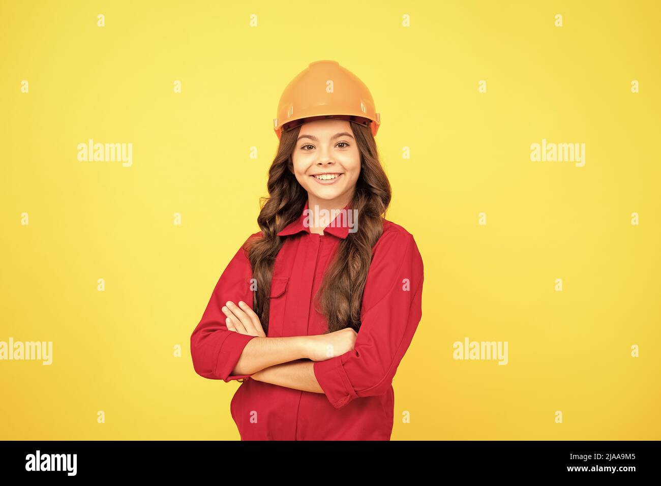 Happy Kid Mädchen in Schutzhelm für den Bau, Reparatur Stockfoto