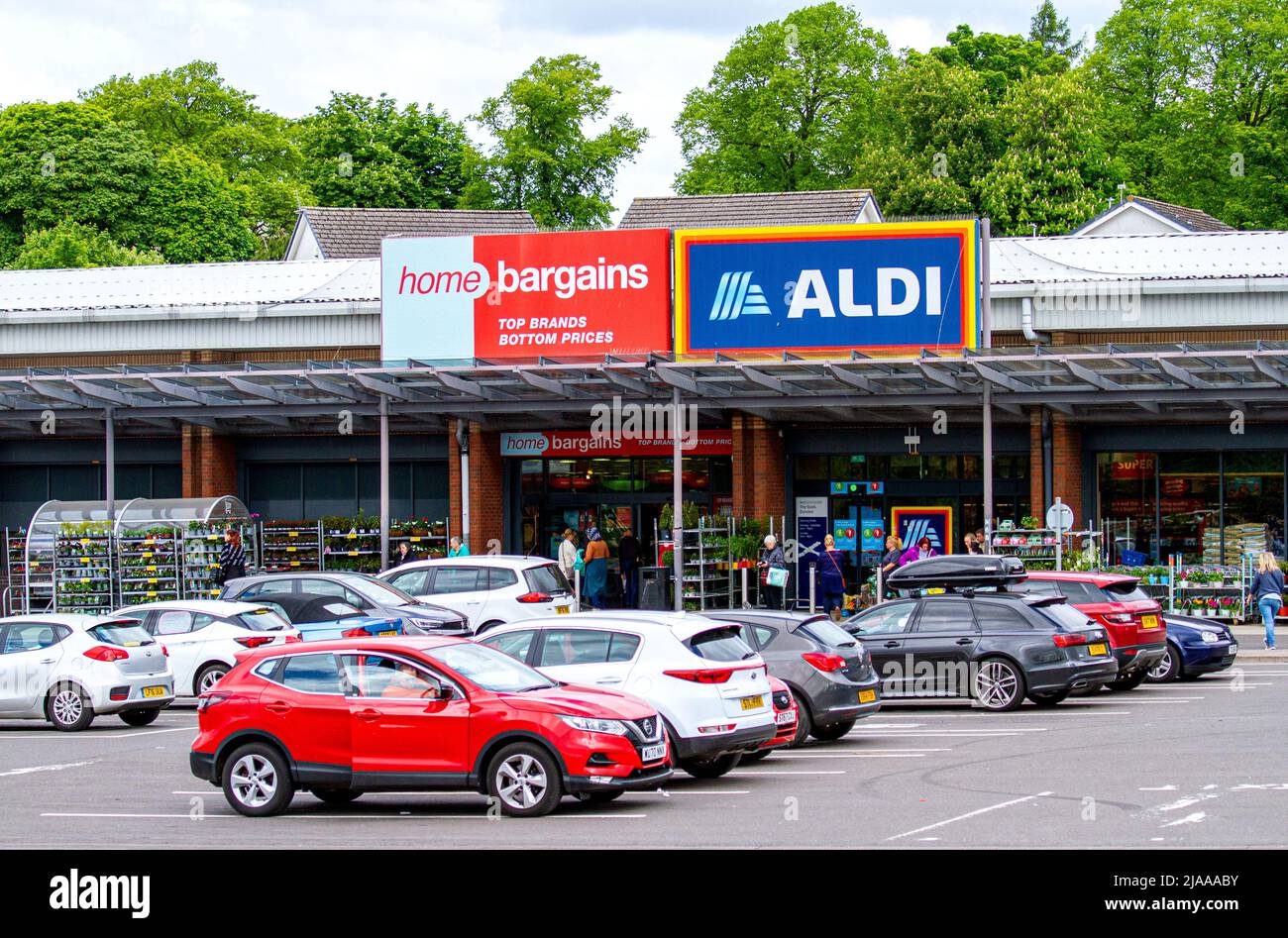 Dundee, Tayside, Schottland, Großbritannien. 29.. Mai 2022. UK News: An einem kühlen Sonntagnachmittag sind ein paar lokale Einkäufer in den Einzelhandelsgeschäften Home Bargains, Aldi, The Range und Smyths Toys im Lochee Stack Leisure Park in Dundee wegen der hohen Lebenshaltungskosten für den Tag zum Shoppen und Ausgeben bereit. Die Lebenshaltungskrise betrifft derzeit fast jeden Aspekt des Lebens. Die Inflation liegt bei 9 Prozent, dem höchsten Stand seit 1982, was bedeutet, dass die Preise für Alltagsgegenstände in die Höhe schießen, wobei die Käufer in diesem Jahr möglicherweise £271 zusätzliche Gebühren zahlen. Kredit: Dundee Photographics/Alamy Live Nachrichten Stockfoto