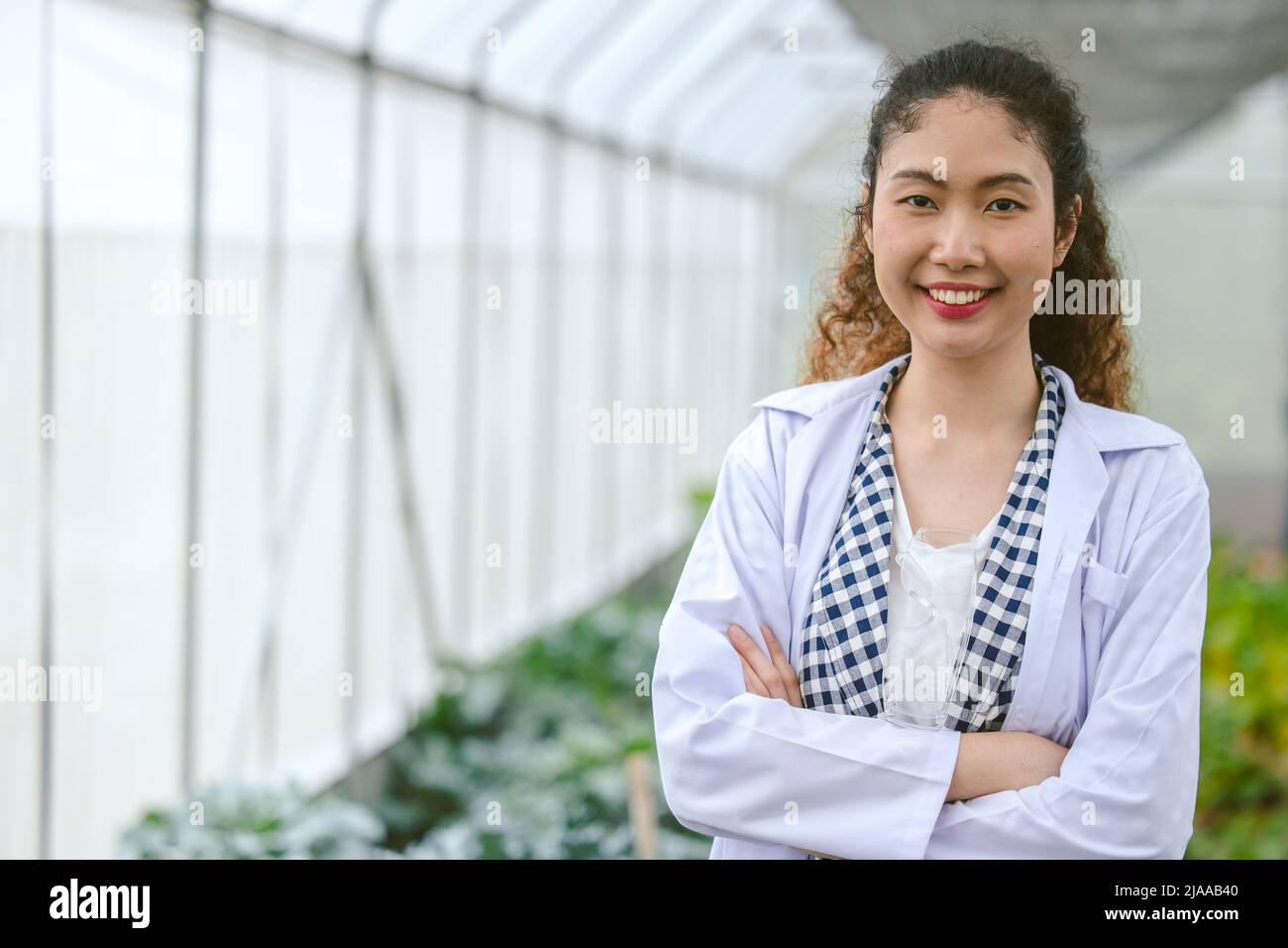 Portrait glückliches Lächeln junge moderne Bauernplantage mit Wissenschaft und Technik Stockfoto