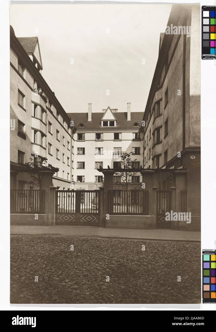 19., Schegargasse 17-19 - Wohnanlage Schegargasse - Straßenhof. Carl (Karl) Zapletal (1876-1941), Fotograf Stockfoto