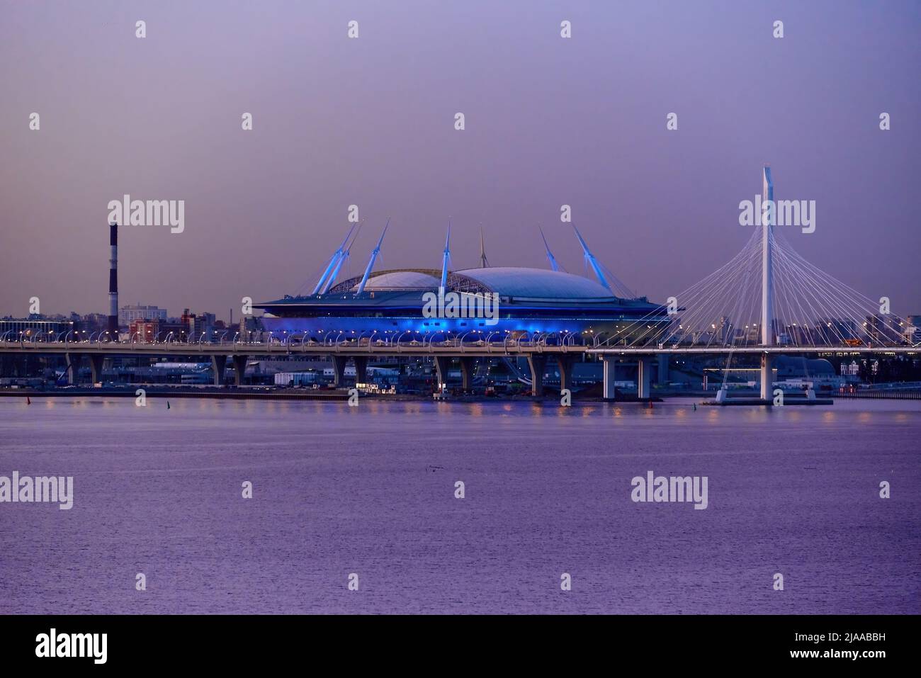 Sankt Petersburg, Russland - Mai-11-2018: Gazprom Arena Fußballstadion von der ostsee aus gesehen am Abend Stockfoto