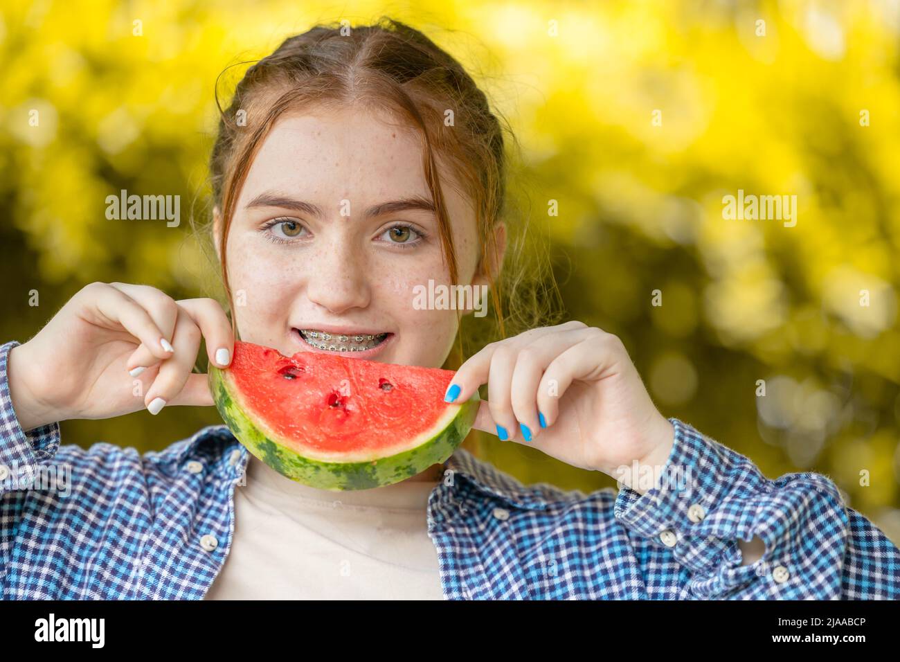 Schöne Teenager-Mädchen lächeln mit Wassermelone und Zahnpflege kieferorthopädische Behandlung Zähne ausrichten mit Zahnspangen oder Aligner Stockfoto