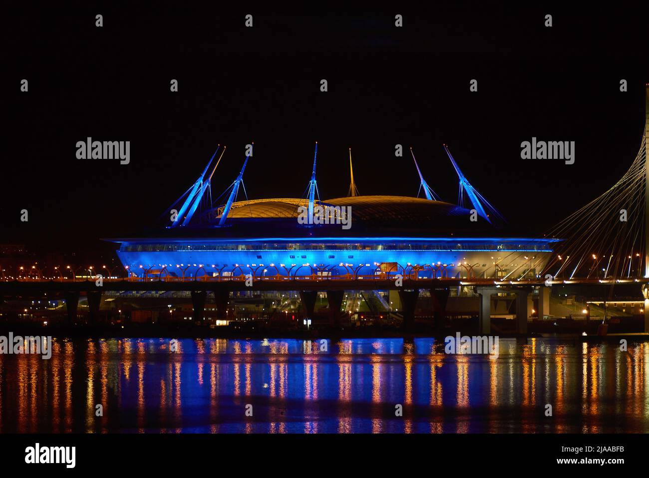 Sankt Petersburg, Russland - Mai-11-2018: Gazprom Arena Fußballstadion von der ostsee aus gesehen am Abend Stockfoto