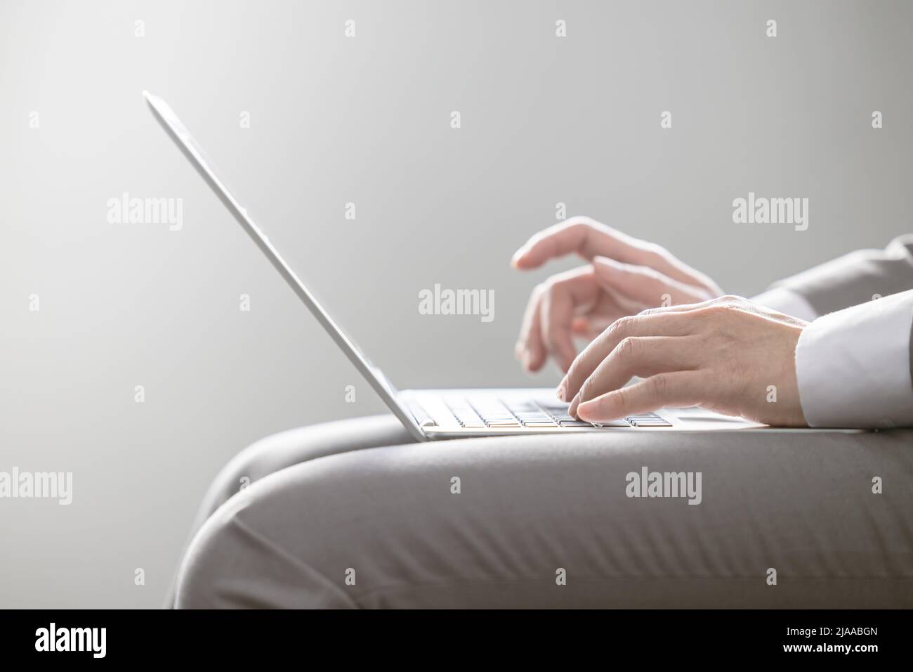 Nahaufnahme Geschäftsmann Hand Tippen auf leichte dünne Laptop-Computer-Tastatur für Business-Kommunikation drahtlos Stockfoto