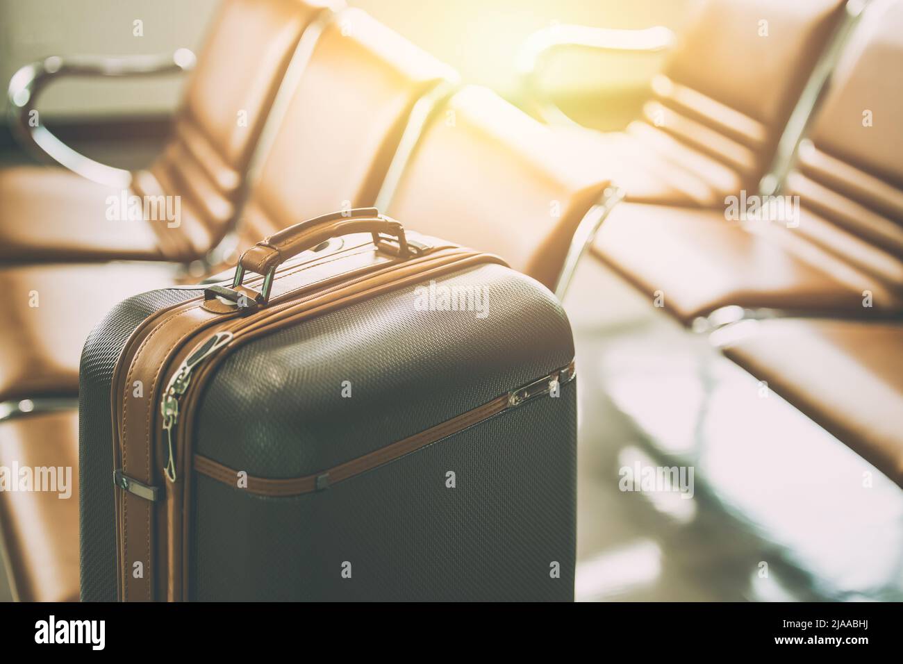 Reisetasche im Flughafen am Wartebereich für Urlaubsreisen Reisende Besucher Flugkonzept Stockfoto