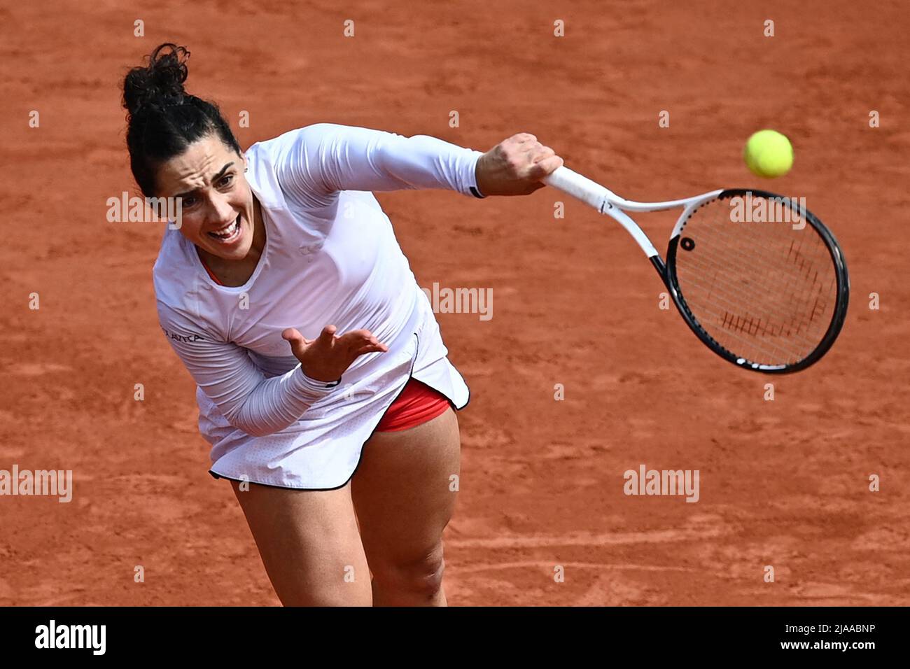 2022-05-29 12:16:10 die Italienerin Martina Trevisan steht der weißrussischen Aliaksandra Sasnovich während ihres Einzel-Spiels der Frauen am achten Tag des Tennisturniers Roland-Garros Open am 29. Mai 2022 auf dem Court Suzanne-Lenglen in Paris gegenüber. Christophe ARCHAMBAULT / AFP niederlande Out - belgien Out Stockfoto