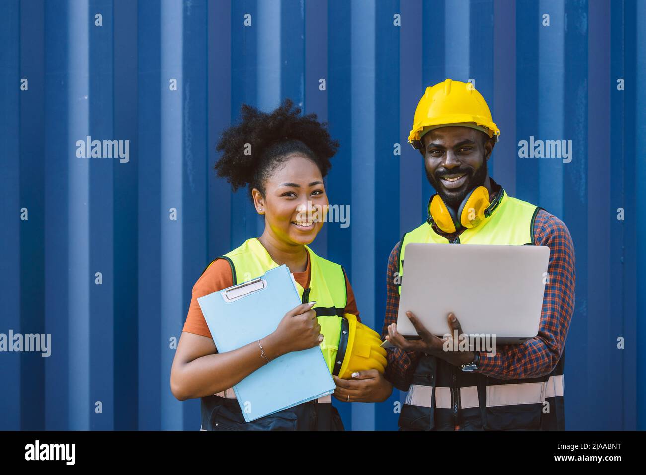 Afrikanisch teen schwarz Frau Mitarbeiter Teamarbeit Mann und Frau Team arbeiten in Port Cargo Industrie glückliches Lächeln Stockfoto