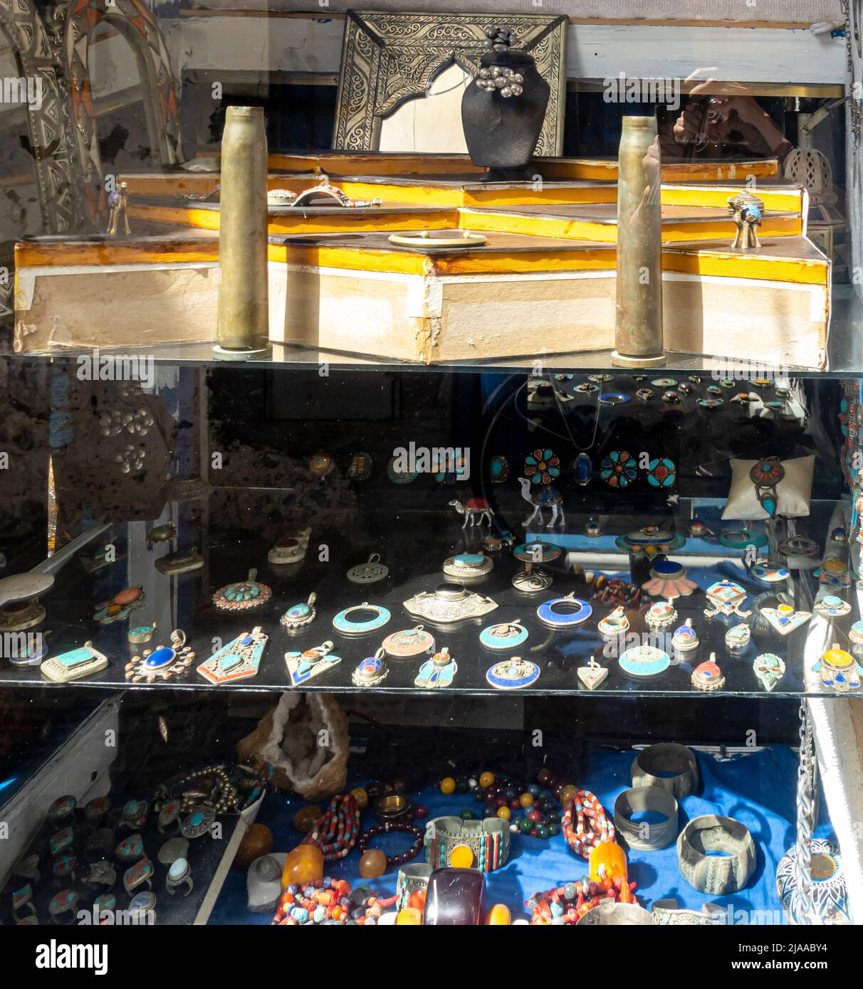 Bunte bunte Ohrringe Keramik, Markt in Essaouira, Marokko. Traditionelle, mit marokkischem Ornament dekorierte Souvenirs Stockfoto