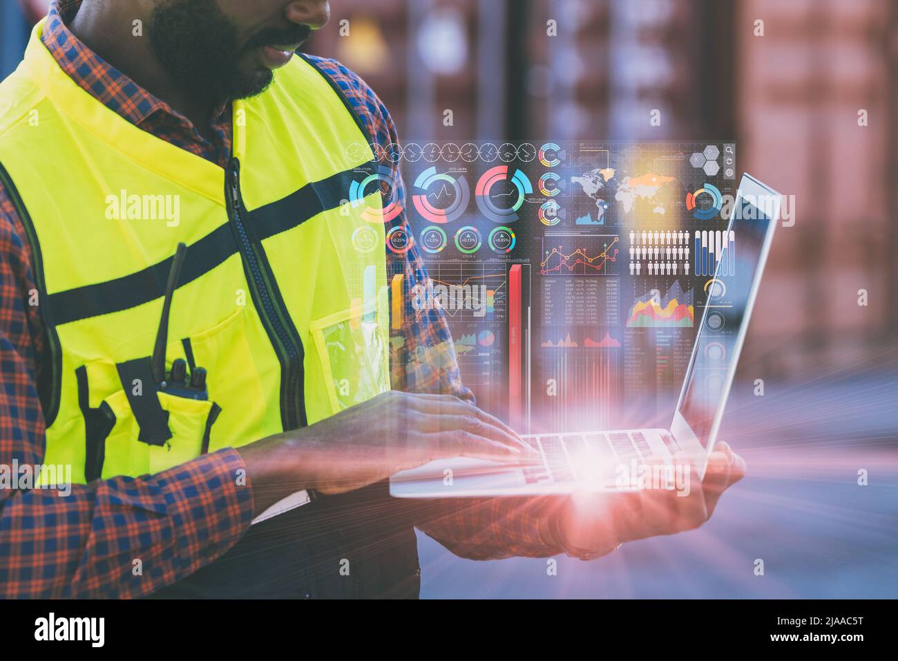 Techniker Mitarbeiter mit Laptop Monitor Business-Daten-Bildschirm am Hafen Fracht Versand. Stockfoto