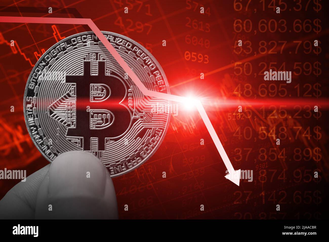 Krypto-Preise fallen nach unten drehen. bitcoin Kryptowährung Wert fallen Baisse Marktkonzept. Stockfoto