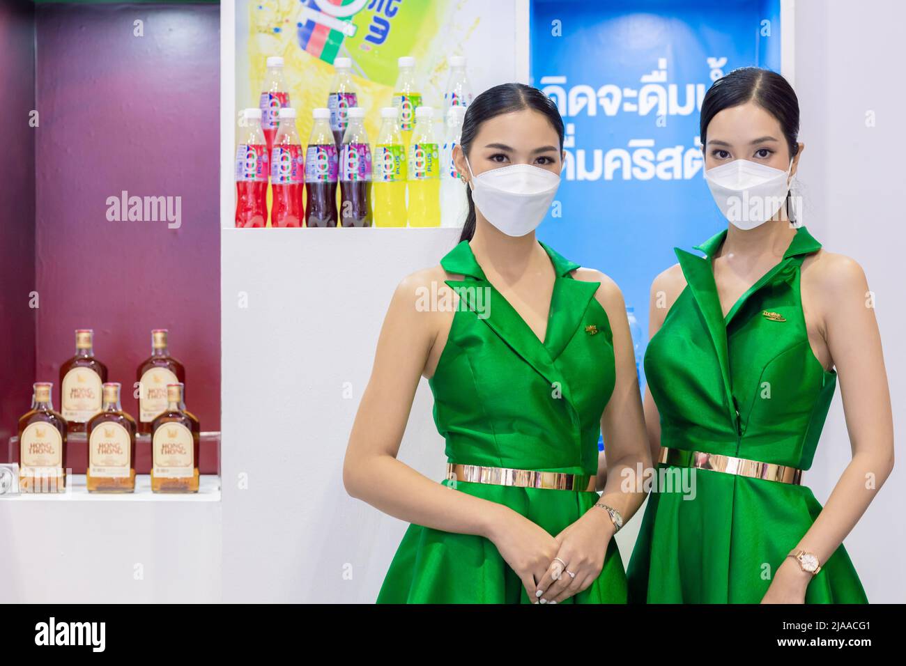 Lebensmittel-Produkte kostenlose Probe fördern Mädchen pritty Frau Modell zum Kunden zu Fuß in Food expo Festival Event Hall.25 Mai 2022.Bangkok, THAILAND. Stockfoto