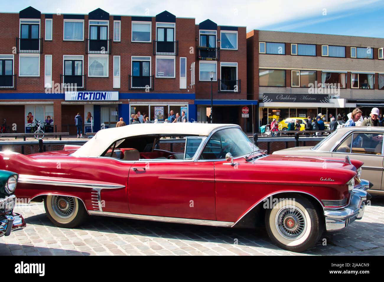Roter Oldtimer Cadillac Coupe Deville Cabriolet aus den 1950er Jahren auf einer Oldtimer-Ausstellung in Uithuizen, Groningen, Niederlande Stockfoto