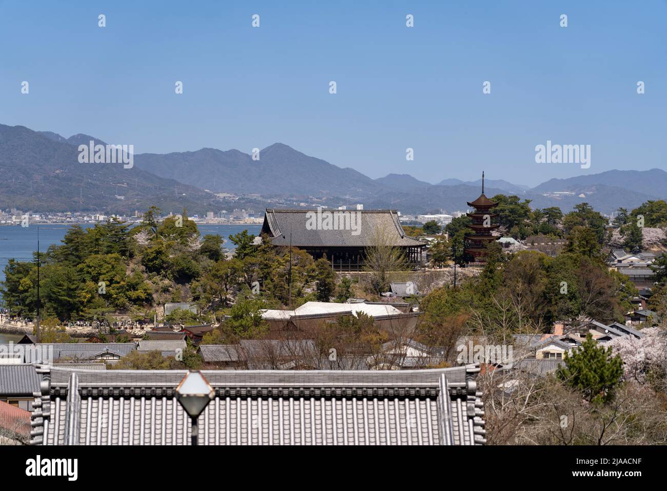 Toyokuni-Schrein und die fünfstöckige Pagode aus der Ferne 厳島神社 五重塔 die Miyajima-Insel alias Itsukushima, Hiroshima Bay, West-Honshu, Japan Stockfoto