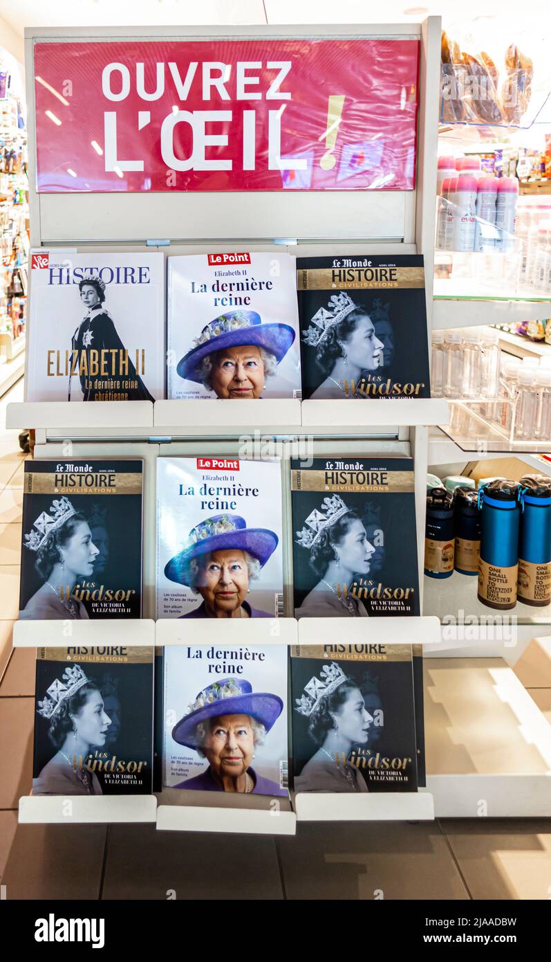 Ouvrez l'oeil Zeitschriftenstand mit englischen Geschichtsbüchern Terminal 2E, Flughafen Paris, CDG, Frankreich Stockfoto