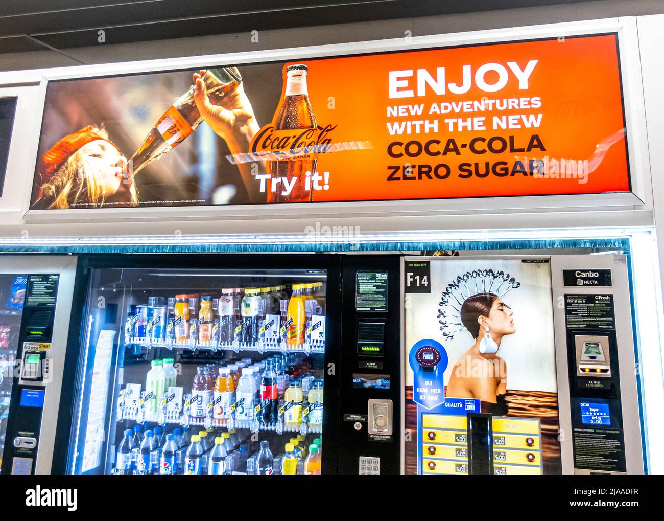 Coca-Cola Werbeplakat auf Getränkekühlschrank Stockfoto