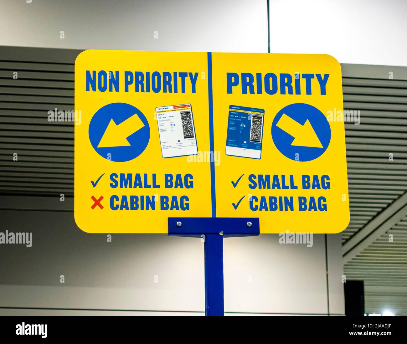 Ryan Air Zeichen von Gepäcktestern, die Rahmen messen, nicht prioritär oder vorrangig am Internationalen Flughafen, OTP, Otopeni, Bukarest, Rumänien Stockfoto