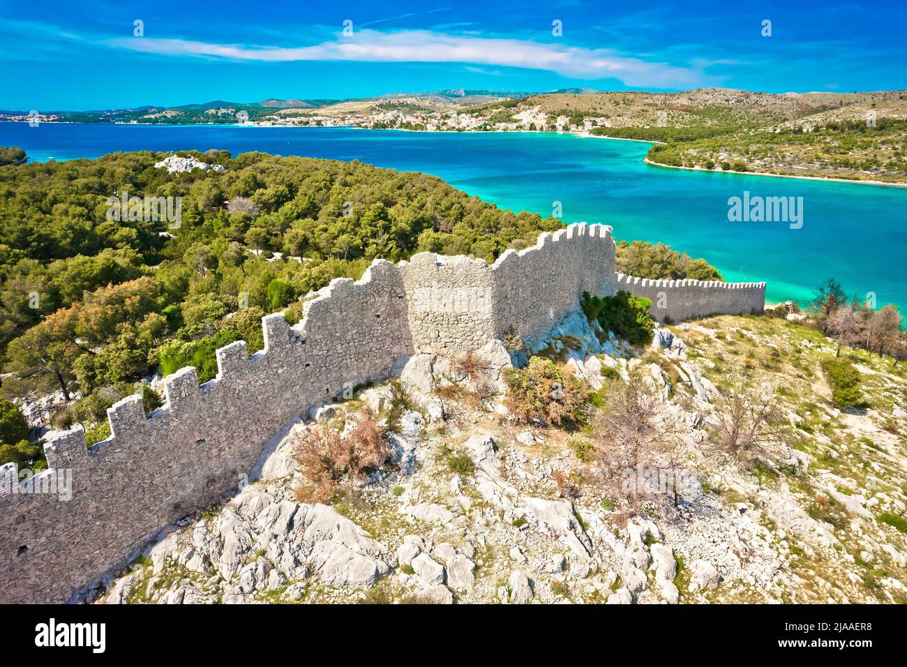 Ostrica historische Verteidigungsmauer Ruinen in Grebastica Bucht Luftbild, Dalmatien Archipel von Kroatien Stockfoto