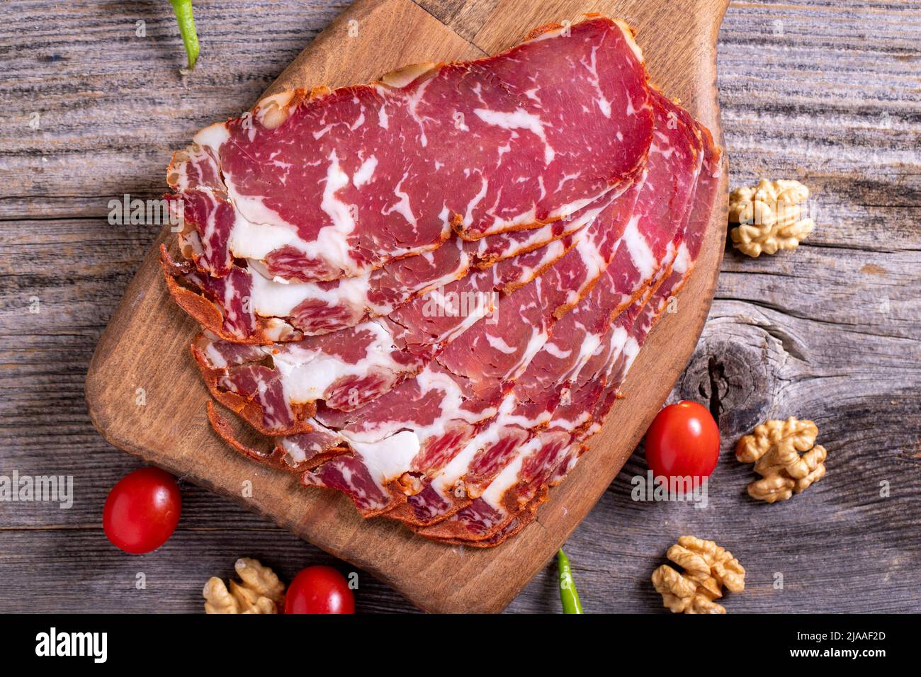 Türkische Pastrami. Speck aus Ribeye-Fleisch. Rinderpastrami in Scheiben geschnittene Pastirma oder türkische Pastrami. Nahaufnahme. Stockfoto