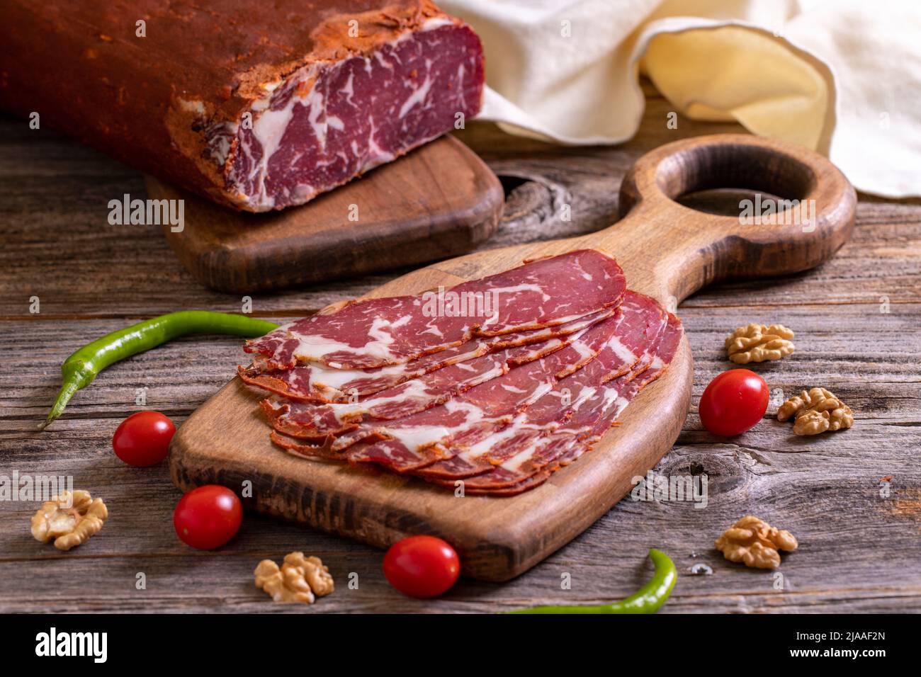 Türkische Pastrami. Speck aus Ribeye-Fleisch. Rinderpastrami in Scheiben geschnittene Pastirma oder türkische Pastrami. Nahaufnahme. Stockfoto