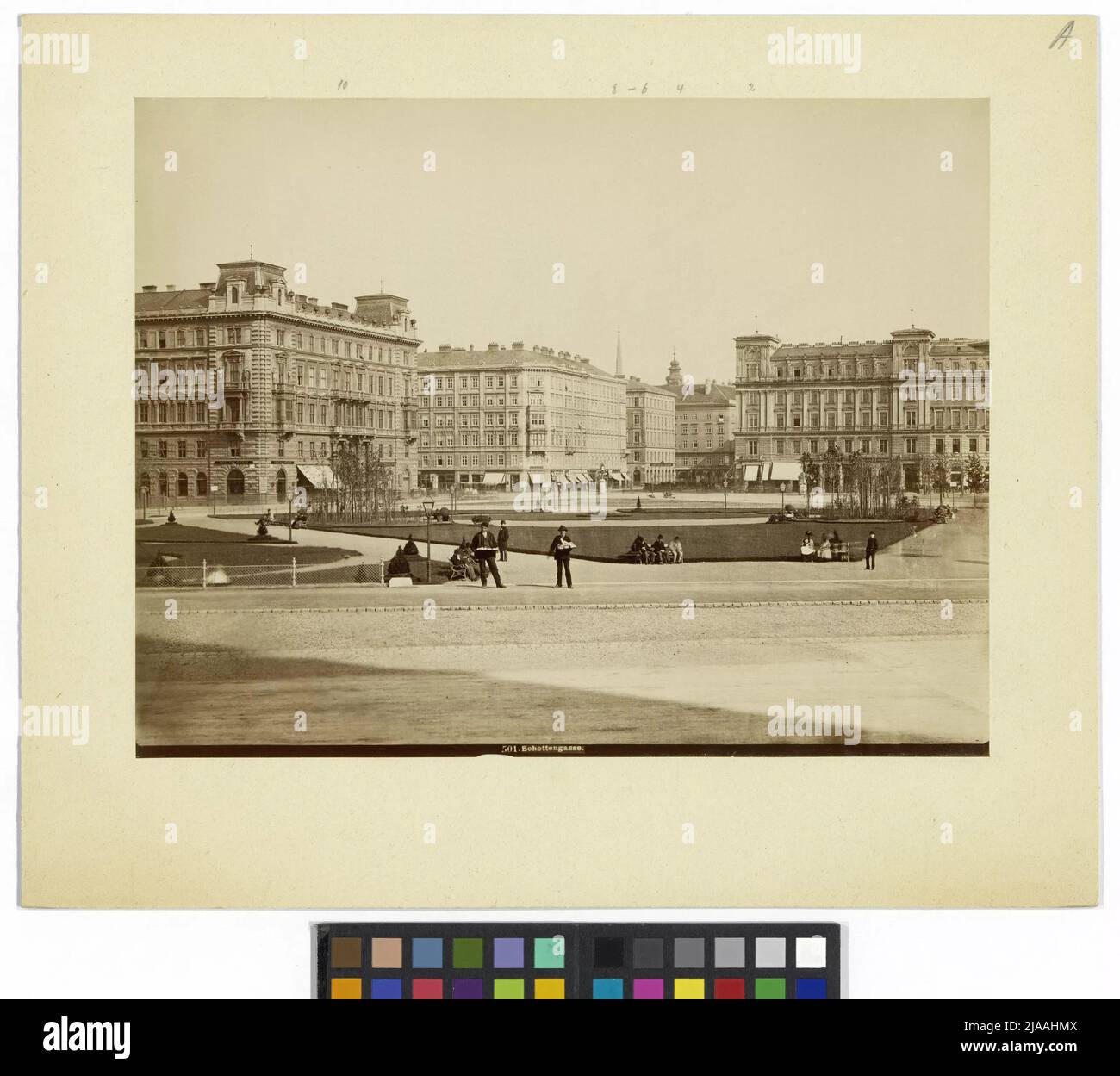1., Schottengasse - Allgemein - Blick auf Grünflächen vor der Votivkirche (heute Sigmund-Freud-Park). Michael Frankenstein & Comp. (1843-1918), Photo Studio Stockfoto