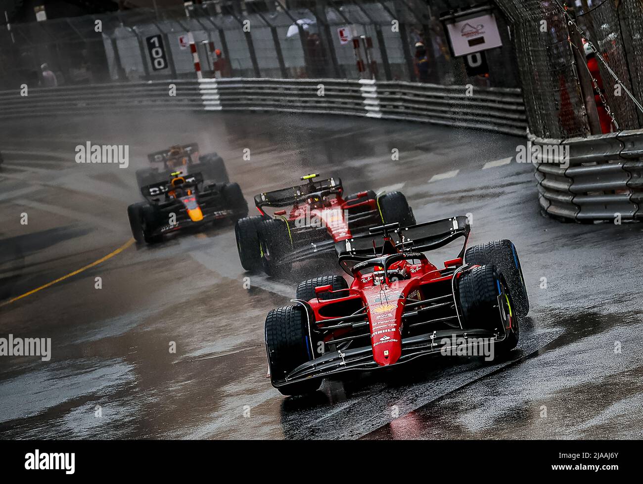 Monaco. 29.. Mai 2022. MONTE-CARLO - Charles Leclerc (16) mit dem Ferrari, Carlos Sainz (55) mit dem Ferrari, Sergio Perez (11) mit dem Oracle Red Bull Racing RB18 Honda und Max Verstappen (1) mit dem Oracle Red Bull Racing RB18 Honda während der Formationsrunde des Grand Prix von Monaco F1 auf dem Circuit de Monaco am 29. Mai 2022 in Monte-Carlo, Monaco. REMKO DE WAAL Kredit: ANP/Alamy Live News Stockfoto